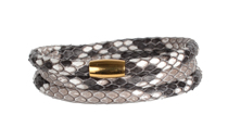 Armbånd i slangeskind python. 3 omgange med magnetlås i forgyldt stål. Tykkelse 5 mm.